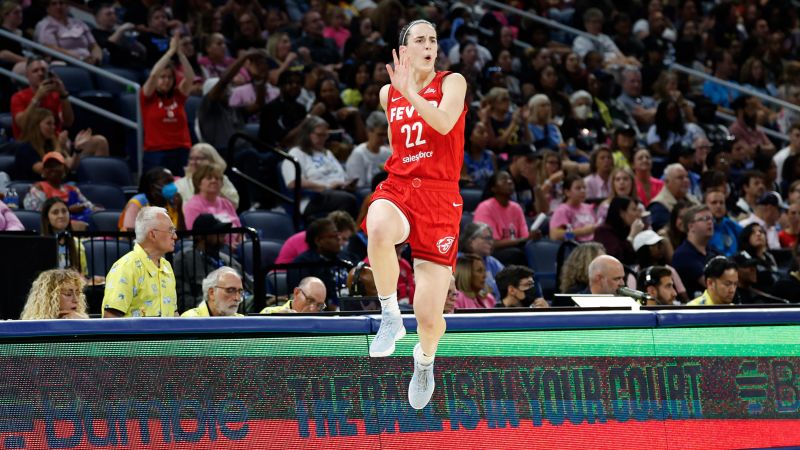 Caitlin Clark, Indiana Fever изпраща Angel Reese и Chicago Sky в битка между феноми новобранци