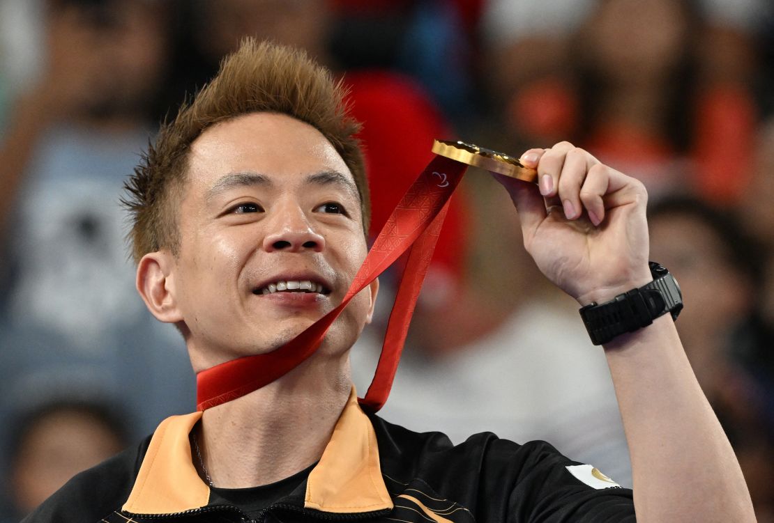 Paris 2024 Paralympics - Badminton - Men's Singles - Medal Ceremony - Porte de La Chapelle Arena, Paris, France - September 2, 2024 Gold medallist Liek Hou Cheah of Malaysia celebrates on the podium REUTERS/Jennifer Lorenzini