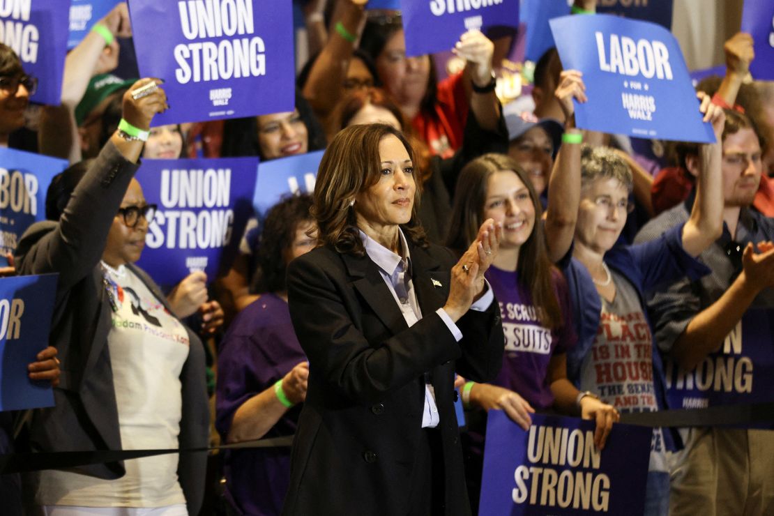 Wakil Presiden Kamala Harris bertepuk tangan selama acara kampanye di IBEW Local Union #5 di Pittsburgh pada tanggal 2 September 2024.