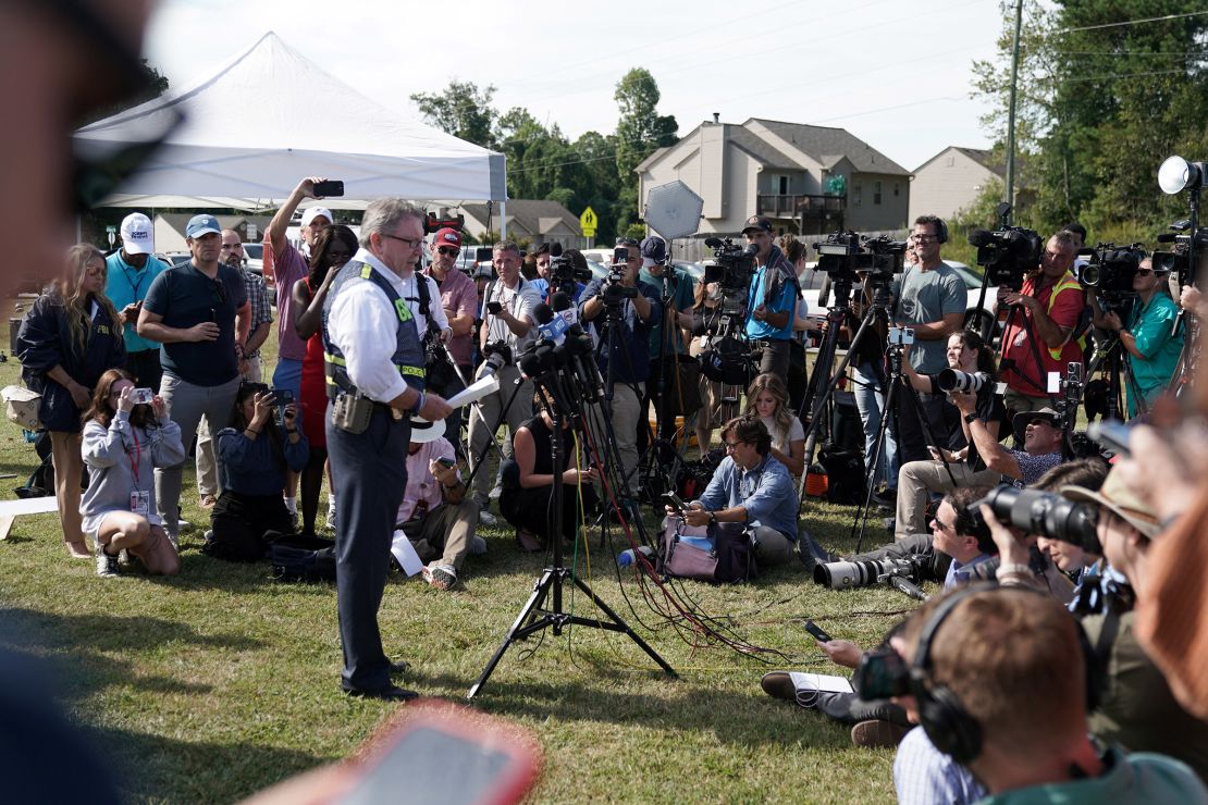 Chris Hosey, directeur van het Georgia Bureau of Investigation, spreekt met verslaggevers na de schietpartij in Winder, Georgia.