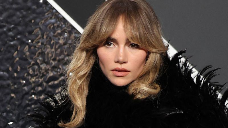 Suki Waterhouse Pranks Robert Pattinson on Elle Show