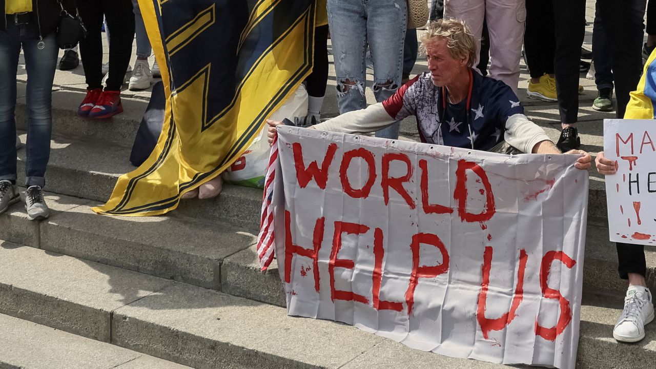 FILE PHOTO: Ryan W. Routh, a suspect identified by news organizations, as the FBI investigates what they said was an apparent assassination attempt in Florida on Republican presidential nominee and former U.S. President Donald Trump, is seen during a rally demanding international leaders to organise a humanitarian corridor for evacuation of Ukrainian military and civilians from Mariupol, amid Russia's invasion of Ukraine, in central Kyiv, Ukraine May 3, 2022. REUTERS/Gleb Garanich/File Photo