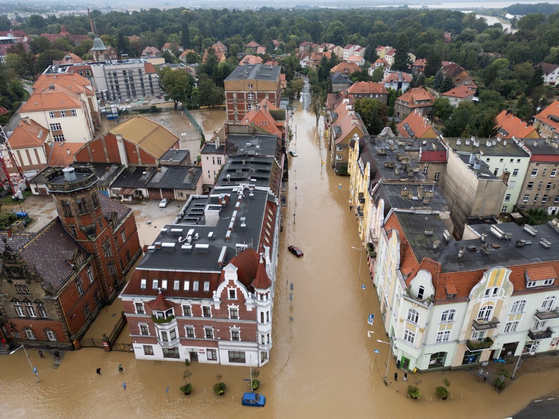 Vista general tomada por un dron de un área inundada por el río Nysa Klodzka en Nysa, Polonia, el 16 de septiembre de 2024.