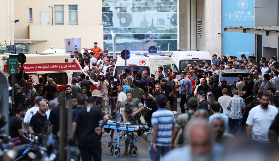 Am 17. September treffen Krankenwagen im Medical Center der American University of Beirut ein, als in Beirut, Libanon, fast 3.000 Menschen, darunter Hisbollah-Kämpfer und Sanitäter, durch explodierende Pager verletzt wurden.