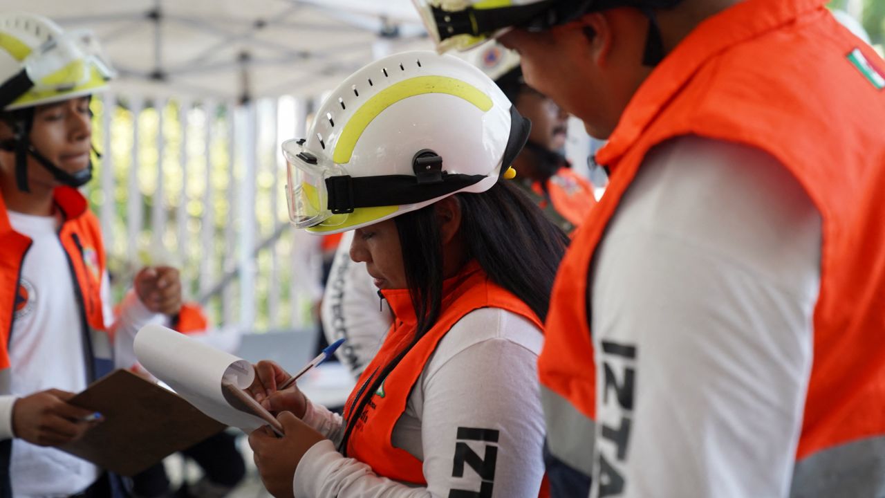 Elementos de Protección Civil participan en un simulacro de sismo en el aniversario de los sismos de 1985 y 2017, en la colonia Iztapalapa en la Ciudad de México, México, 19 de septiembre de 2024.