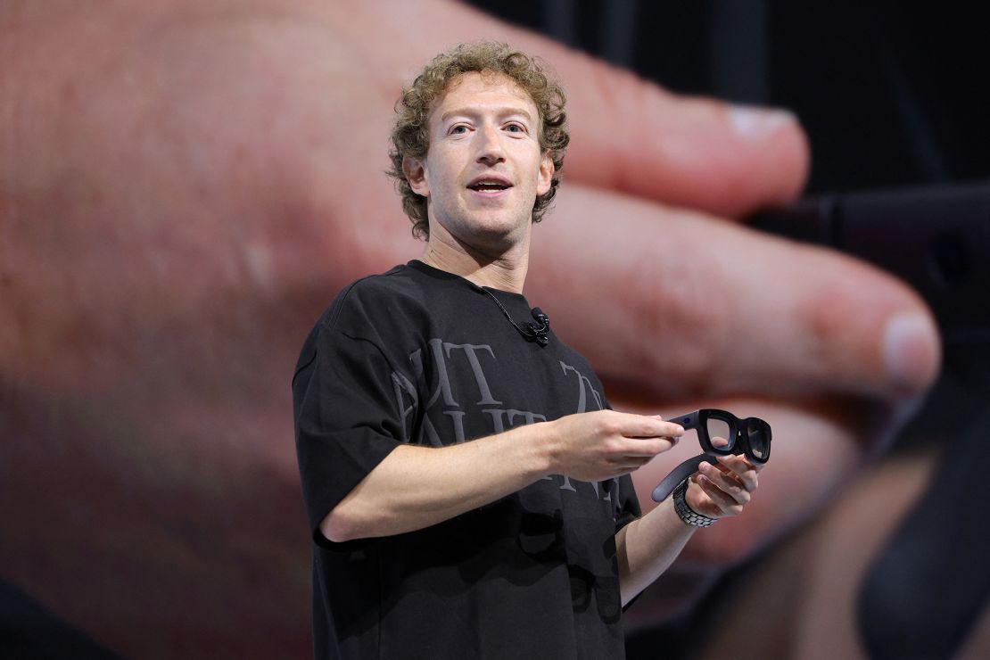 Le méta-PDG Mark Zuckerberg présente des lunettes Orion AR lors de l'événement annuel Meta Connect au siège de la société à Menlo Park, en Californie, le 25 septembre 2024.