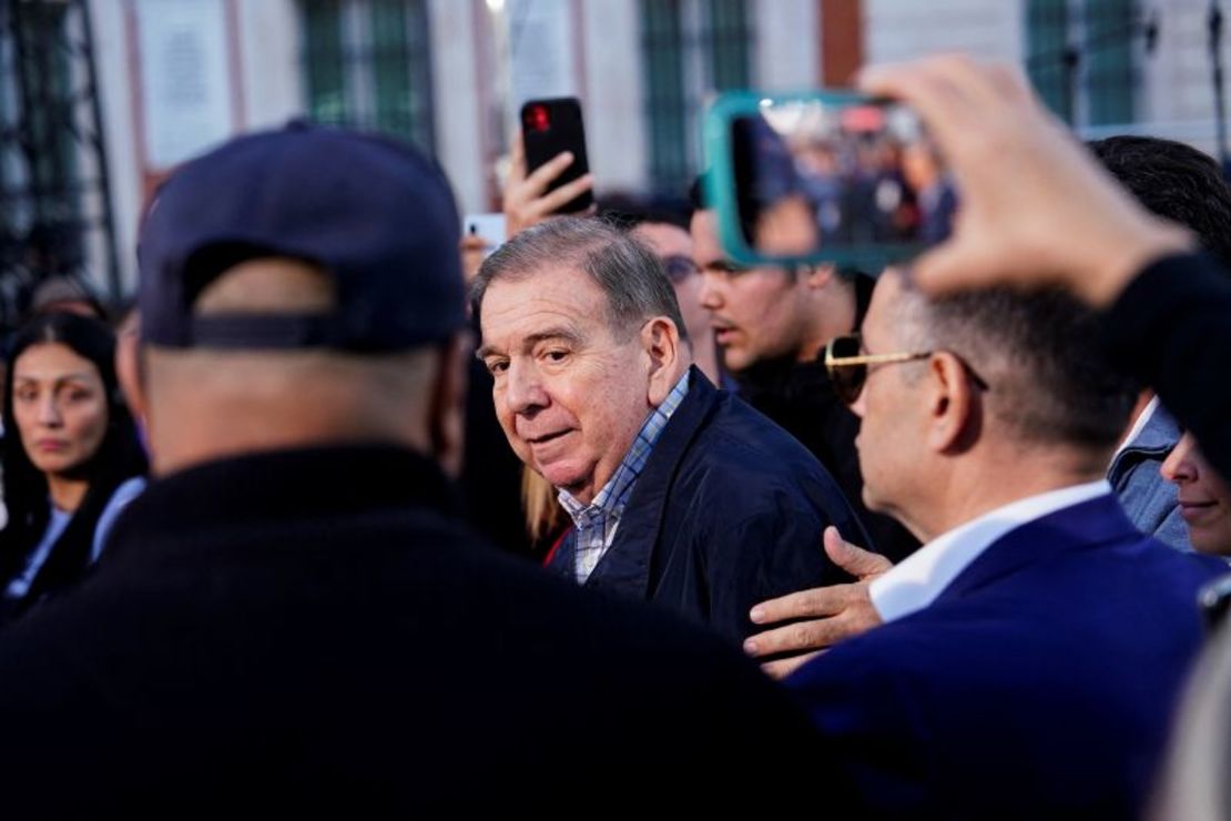 El líder opositor venezolano Edmundo González aparece en la Puerta del Sol de Madrid para apoyar la protesta contra los resultados electorales en Venezuela el 28 de septiembre de 2024.