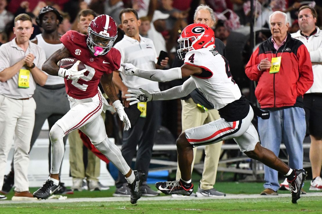 Penerima lebar Alabama Crimson Tide, Ryan Williams, mematahkan tekel untuk mencetak touchdown yang memenangkan pertandingan.