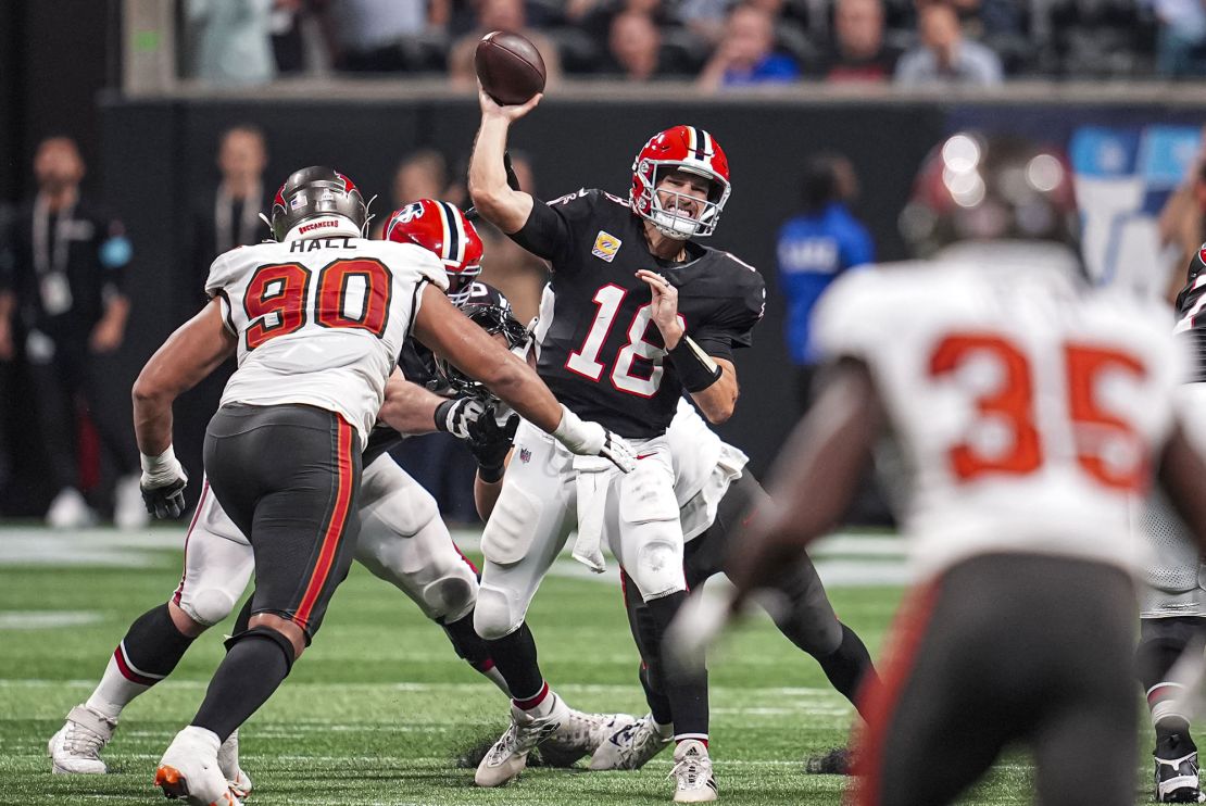 Kirk Cousins ​​passes the ball against the Bucs in the second half.