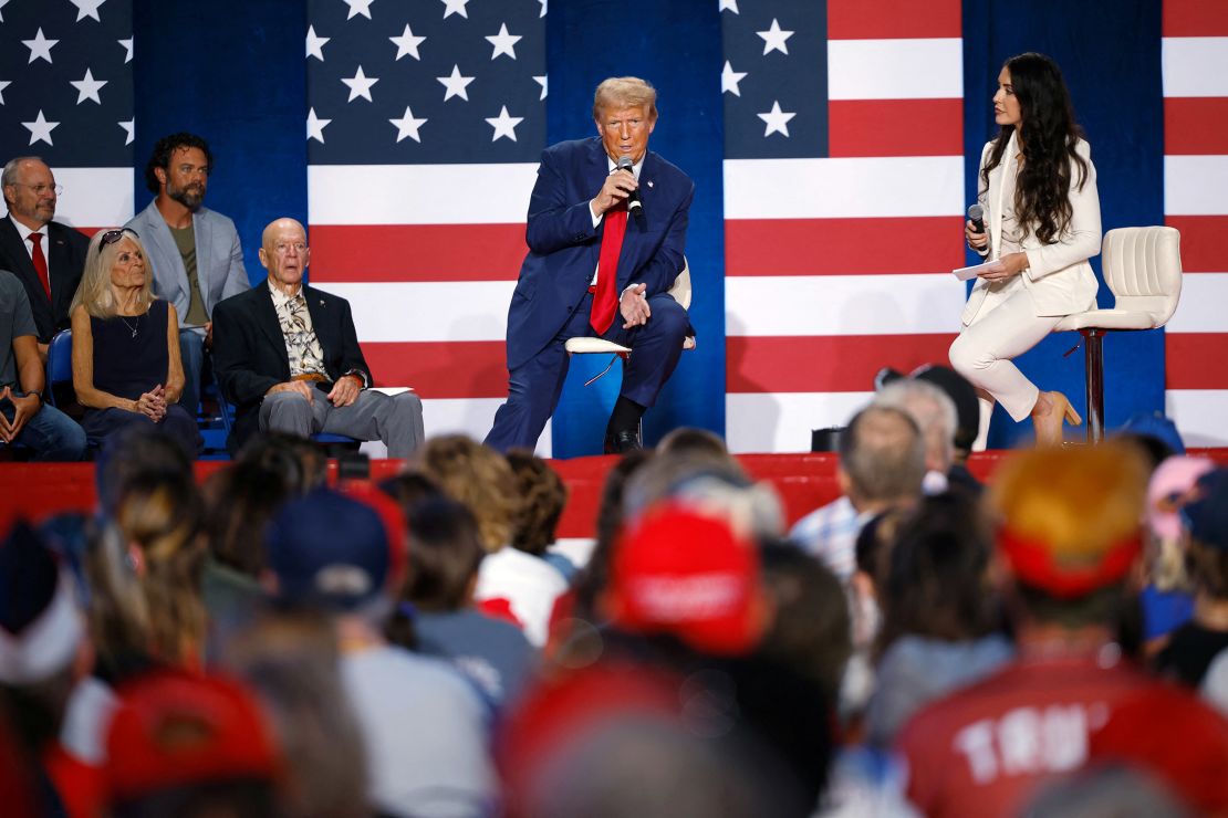 Mantan Presiden Donald Trump berbicara di balai kota saat ia berkampanye di Fayetteville, North Carolina, pada 4 Oktober 2024.