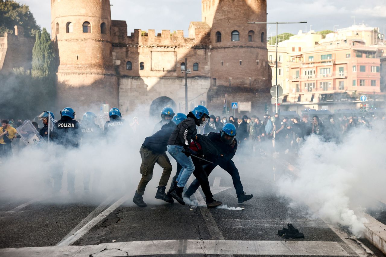 Polis memurları, cumartesi günü Roma'da Gazze'deki Filistinlilere destek amacıyla düzenlenen protesto gösterisinde bir kişiyi gözaltına aldı.