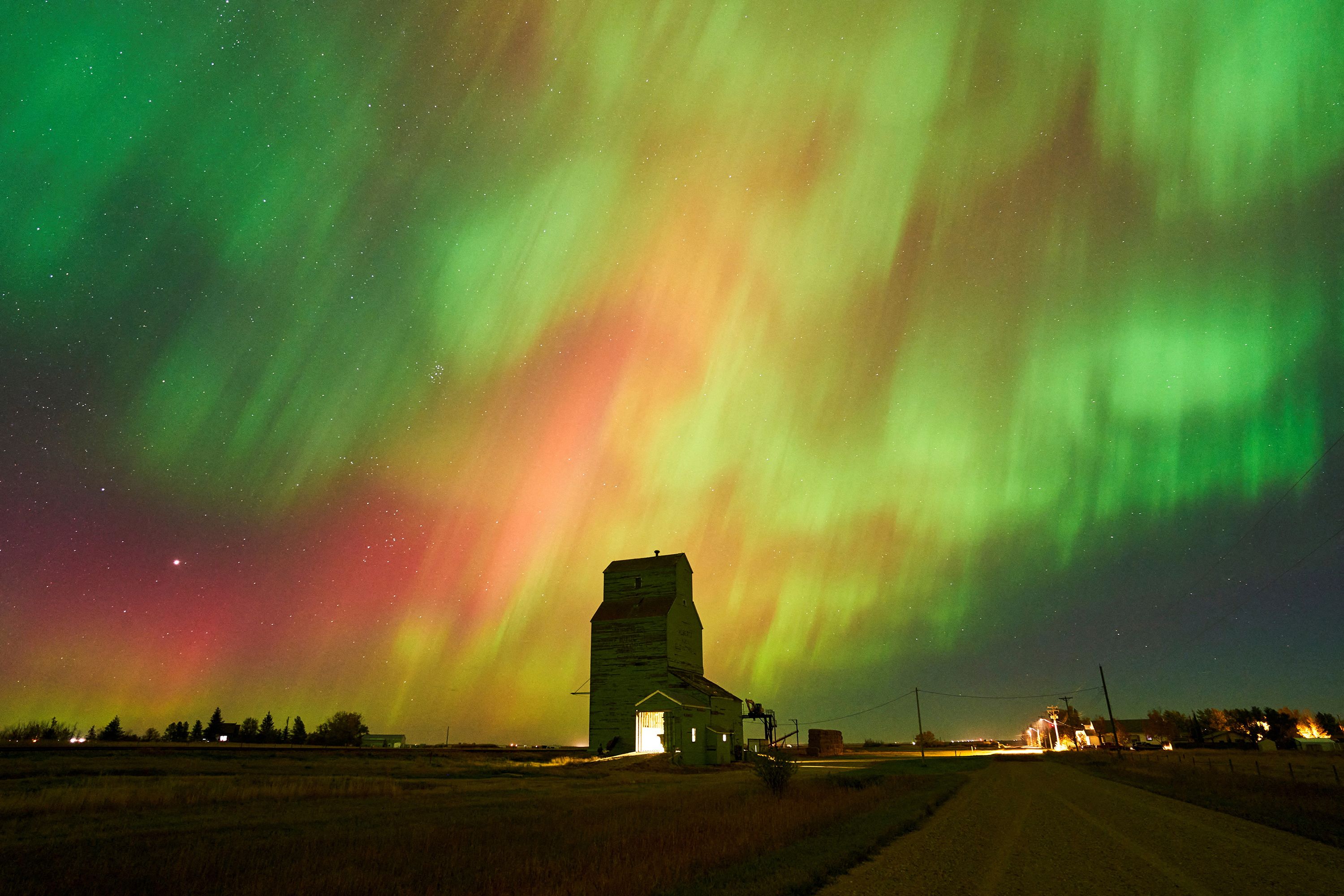 Las auroras boreales iluminan el cielo sobre un antiguo elevador de granos en Brant, Canadá, el lunes 7 de octubre. (Todd Korol/Reuters)