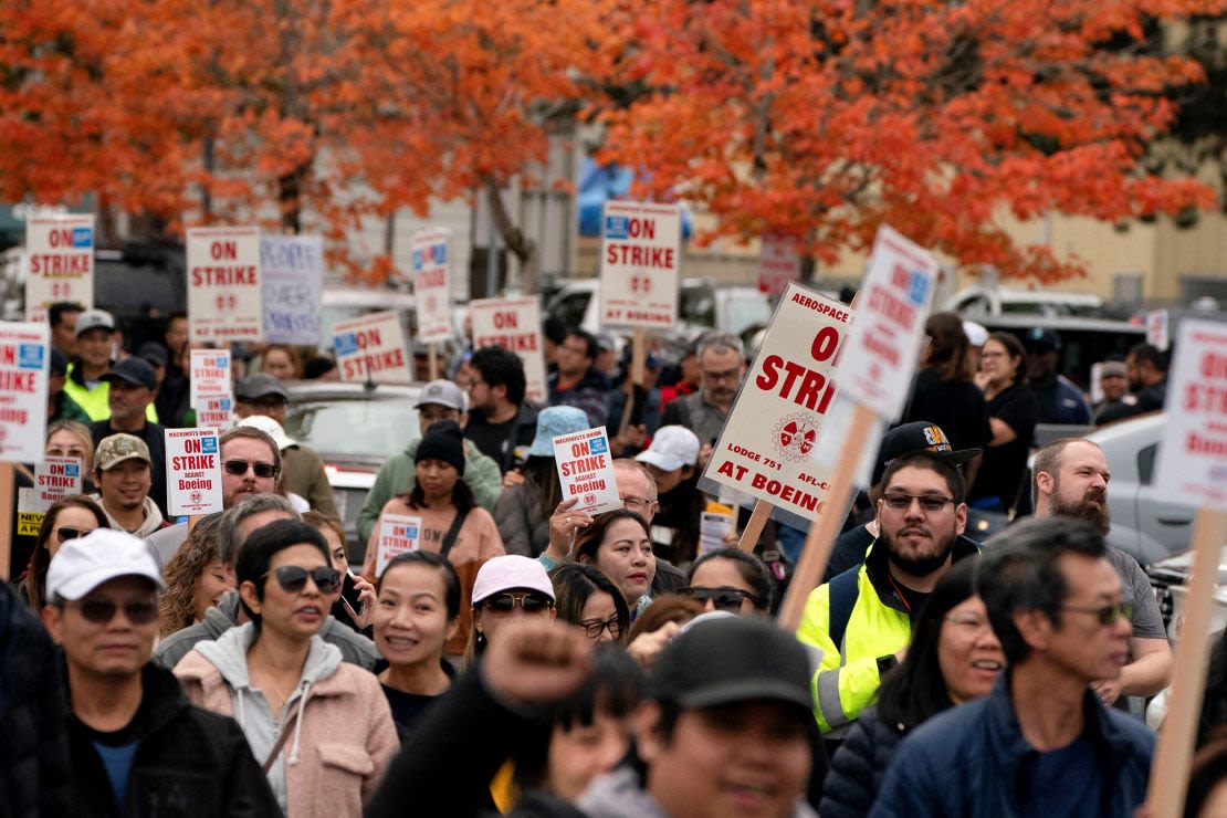 Trabajadores de Boeing de la Asociación Internacional de Maquinistas realizan una marcha durante una huelga en curso en Boeing el 15 de octubre. La huelga paralizó la mayor parte de la producción de aviones comerciales de Boeing.