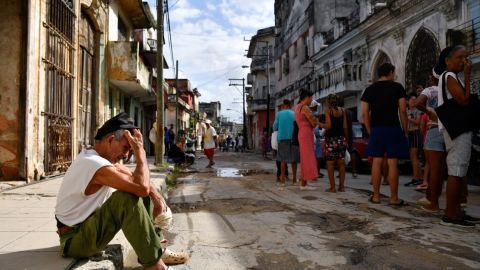 Un hombre sentado en una acera de la capital cubana, La Habana, mientras la isla sufría problemas eléctricos en octubre.