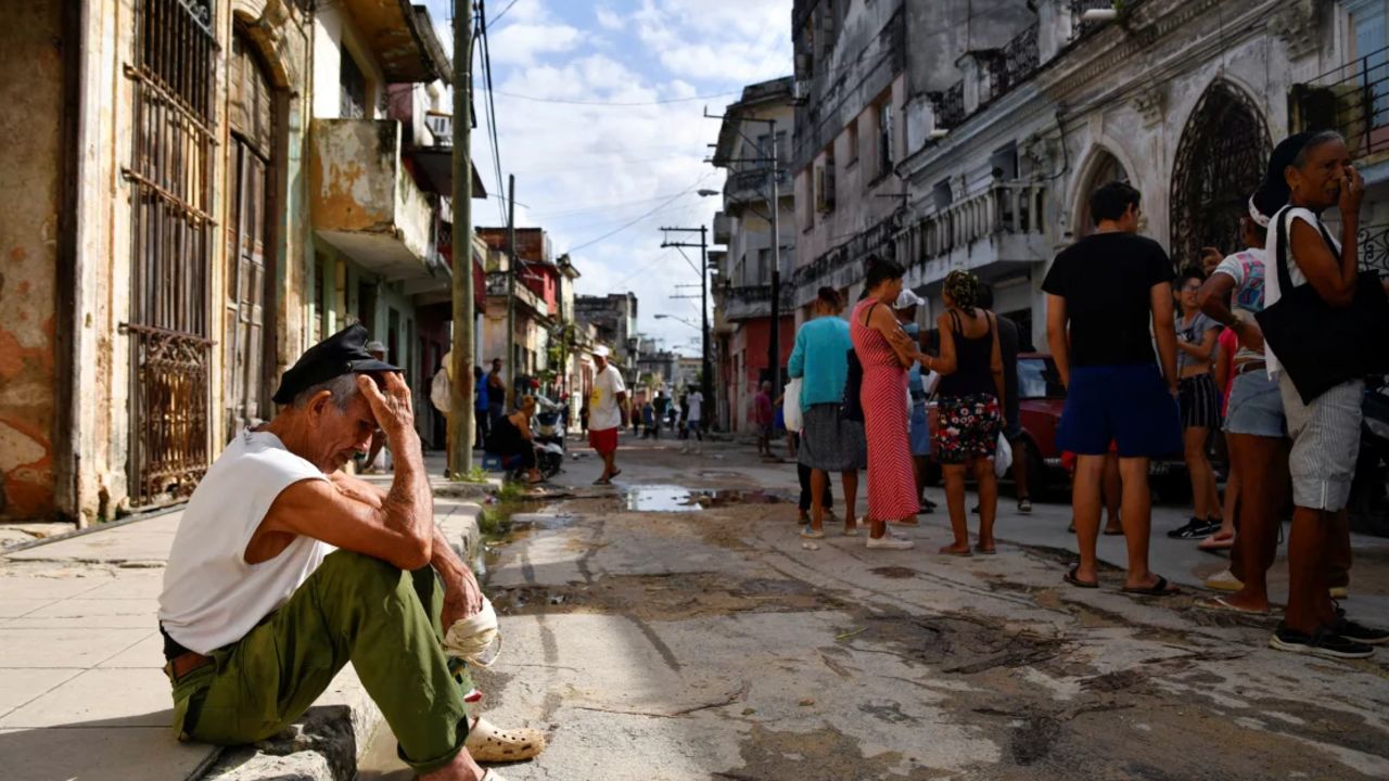 Un hombre sentado en una acera de la capital cubana, La Habana, mientras la isla sufría problemas eléctricos en octubre.