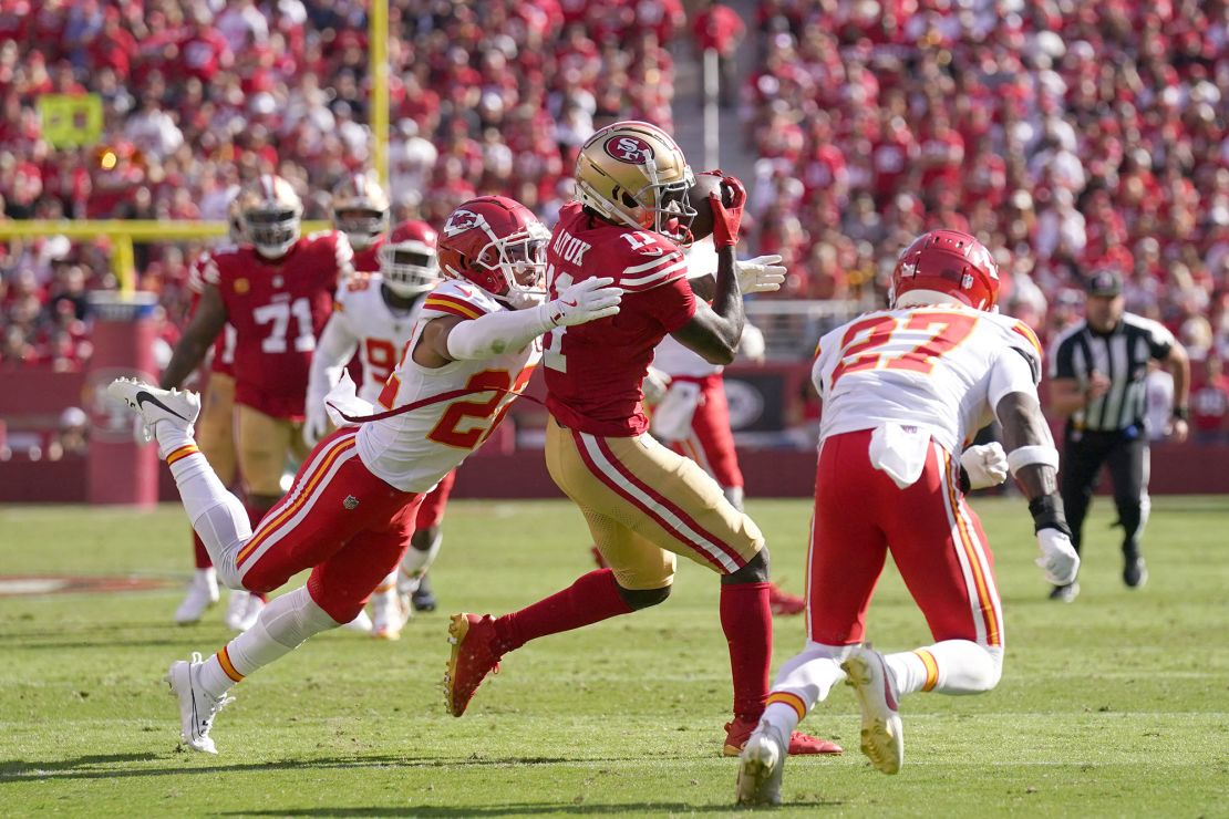 Aiyuk catches a pass between two Chiefs defenders during the game.