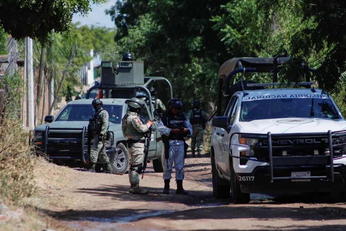 Fuerzas federales mexicanas vigilan el perímetro tras un tiroteo en el que murieron varios presuntos de una banda y se detuvo a un líder de un cártel local en las afueras de Culiacán, estado de Sinaloa, México, el 22 de octubre de 2024.