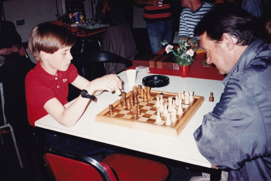 El príncipe Guillermo, que aparece aquí jugando al ajedrez durante una visita a The Passage el 14 de junio de 1993, ha sido el patrocinador real de la organización desde 2019. (The Passage vía Reuters)