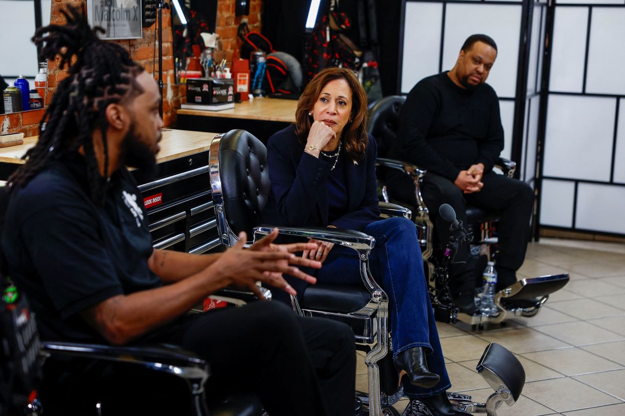 Democratic presidential nominee U.S. Vice President Kamala Harris listens during her visit at a barber shop "PhillyCuts", as she campaigns in Philadelphia, Pennsylvania, U.S. October 27, 2024. REUTERS/Evelyn Hockstein