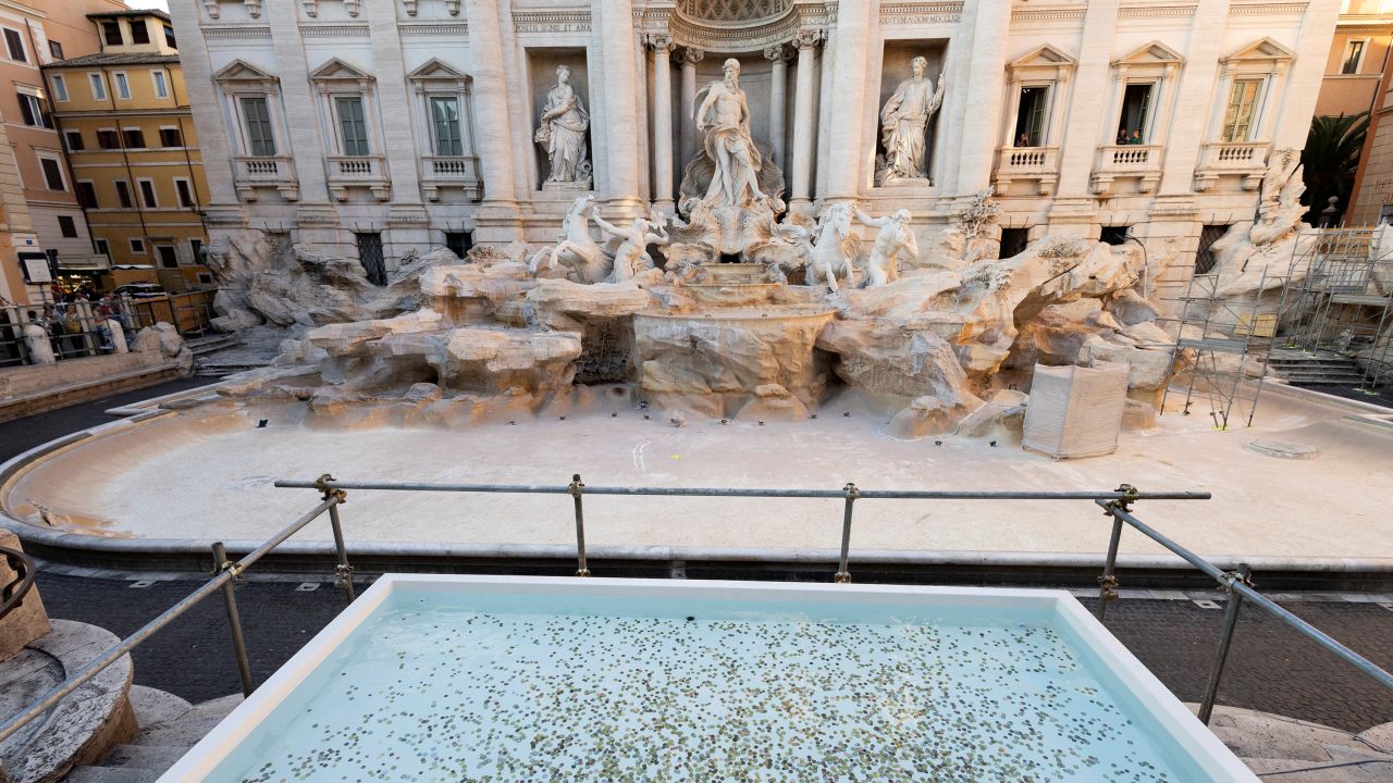 Tourists get a bird’s eye view of Trevi Fountain during restoration ...