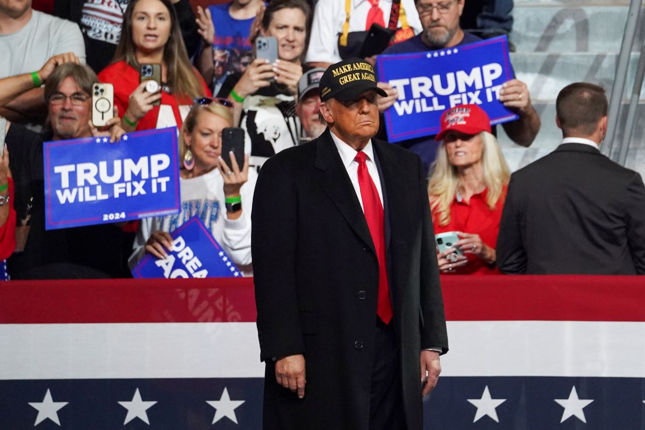 El candidato presidencial republicano y expresidente Donald Trump asiste a un evento de campaña en Macon, Georgia, el 3 de noviembre. (Megan Varner/Reuters)