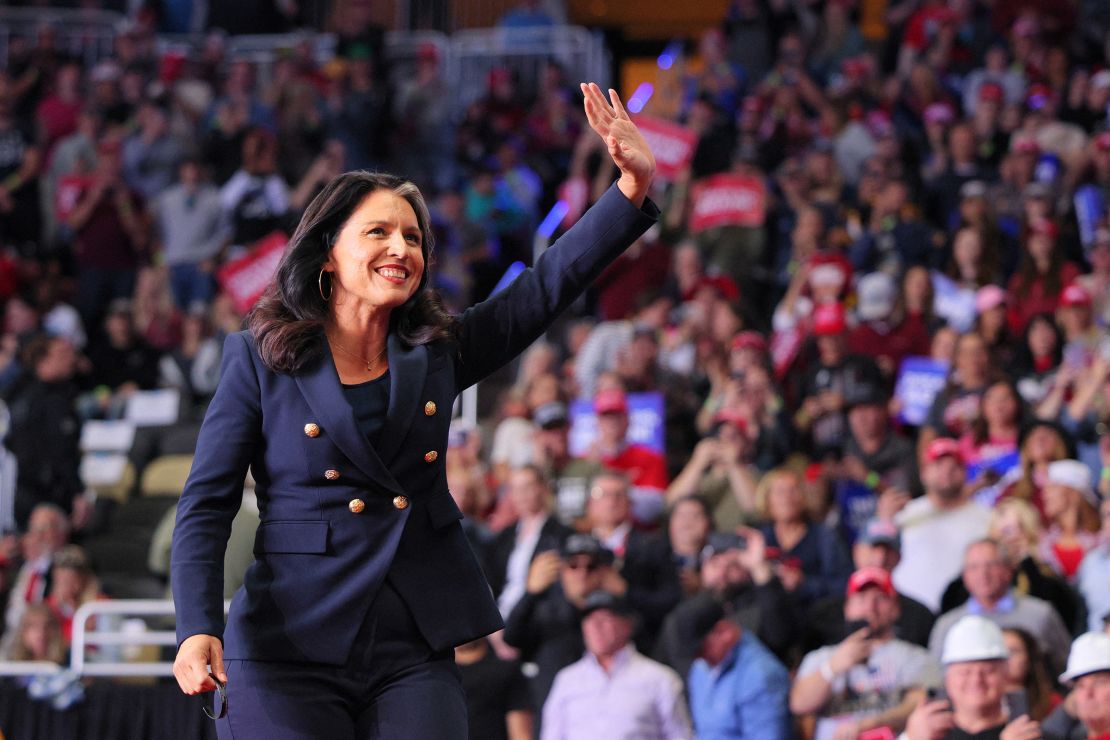 O ex-deputado Tulsi Gabbard participa de um comício de campanha de Donald Trump na PPG Paints Arena em Pittsburgh, Pensilvânia, em 4 de novembro de 2024.