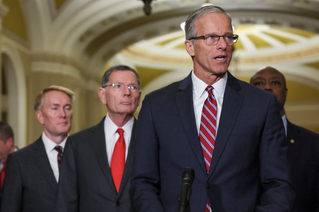 O senador republicano dos EUA John Thune (R-SD), que foi eleito para se tornar o próximo líder da maioria no Senado, fala à mídia após uma reunião dos republicanos do Senado dos EUA para votar em posições de liderança para o 119º Congresso, no Capitólio, em Washington, em 13 de novembro. , 2024.