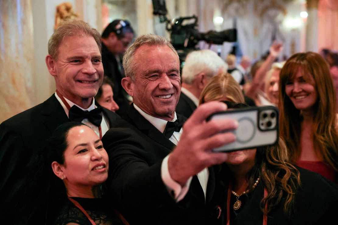 tira uma selfie na gala do America First Policy Institute em Mar-A-Lago, em Palm Beach, Flórida, em 14 de novembro.