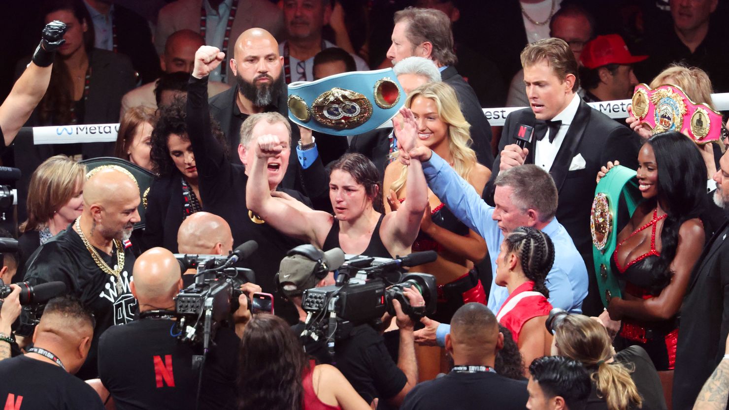 Katie Taylor booed as she controversially beats Amanda Serrano to