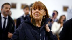 Gisèle Pelicot ante el tribunal de Aviñón, Francia, donde su exesposo Dominique y otros 50 hombres fueron juzgados por violación.