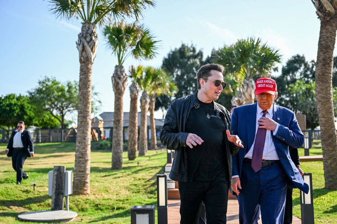 Elon Musk saluta il presidente eletto Donald Trump mentre arriva per assistere al lancio del sesto volo di prova del razzo SpaceX Starship a Brownsville, in Texas, il 19 novembre.