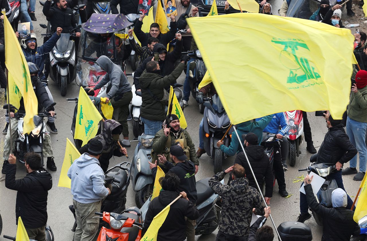 Hizbullah destekçileri, 27 Kasım'da Lübnan'ın Beyrut kentinin güney banliyölerinde bayrak sallıyor.