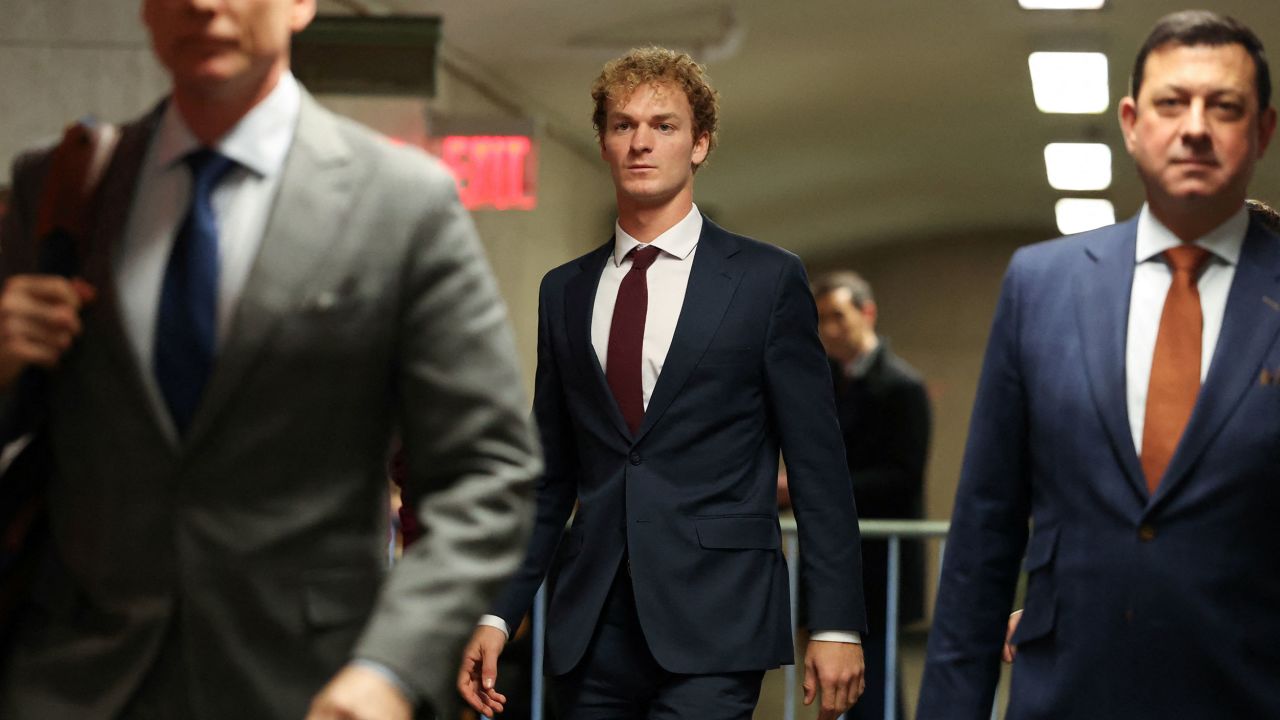 Daniel Penny walks at Manhattan Criminal Court as a jury continues deliberations in the trial of the former U.S. Marine sergeant facing charges of manslaughter and criminally negligent homicide for fatally strangling Jordan Neely, a homeless man, on a New York City subway car in 2023, in New York City, U.S., December 6, 2024. REUTERS/Brendan McDermid 
