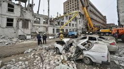 Rescatistas trabajan en un lugar donde un edificio resultó gravemente dañado por un ataque con misiles rusos en Zaporiyia, Ucrania, el 11 de diciembre de 2024.
