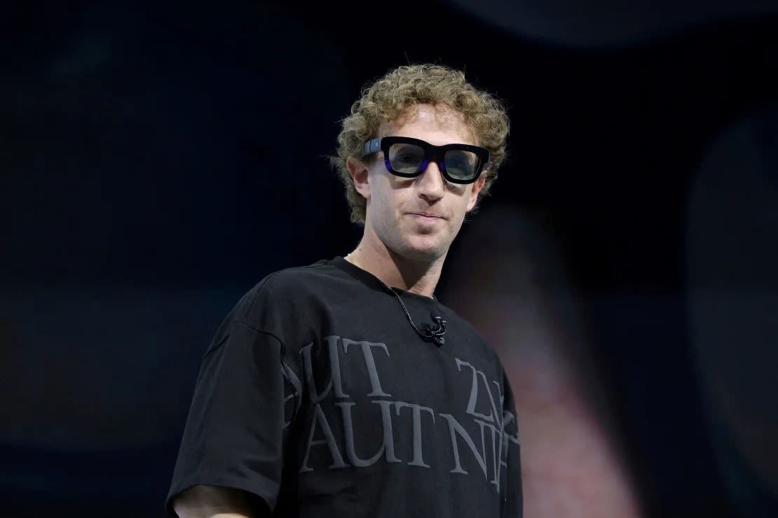 El CEO de Meta, Mark Zuckerberg, prueba las gafas Orion AR en el evento anual Meta Connect en la sede de la empresa en Menlo Park, California, en septiembre de 2024.