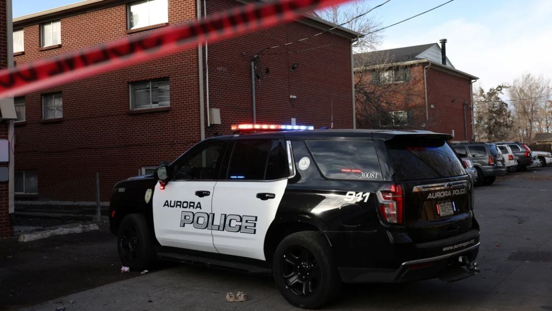 Un vehículo de la Policía de Aurora bloquea un callejón después de que agentes policiales respondieran a una invasión armada a una vivienda en los apartamentos The Edge at Lowry en Aurora, Colorado, el martes 17 de diciembre.