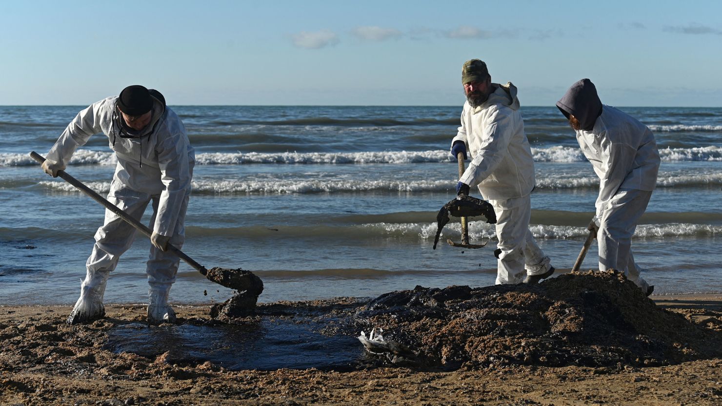 ordinary-people-with-shovels-volunteers-cleaning-black-sea-oil-spill-ask-putin-for-help
