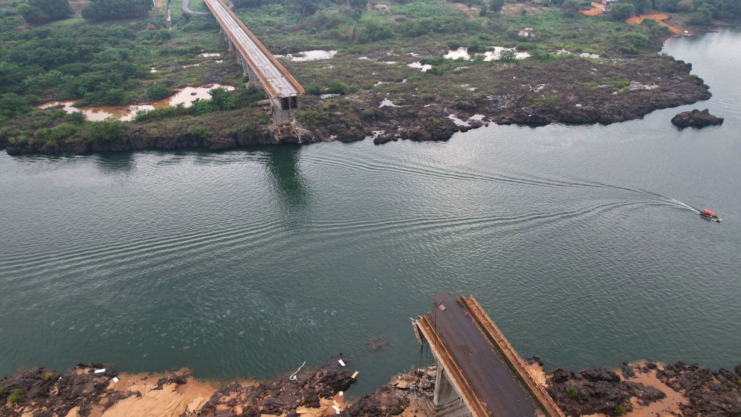 thousands-of-liters-of-chemicals-dumped-into-brazilian-river-during-deadly-bridge-collapse
