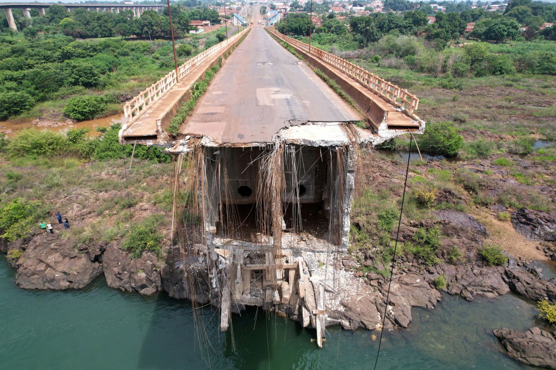 More than a dozen people are missing after the Juscelino Kubitschek de Oliveira Bridge collapsed on Sunday.