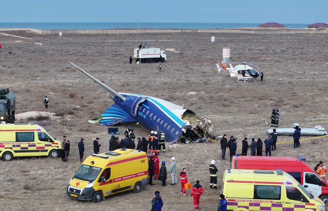 Los trabajadores de emergencias en el lugar del accidente del avión de pasajeros de Azerbaijan Airlines cerca de Aktau, Kazajstán.