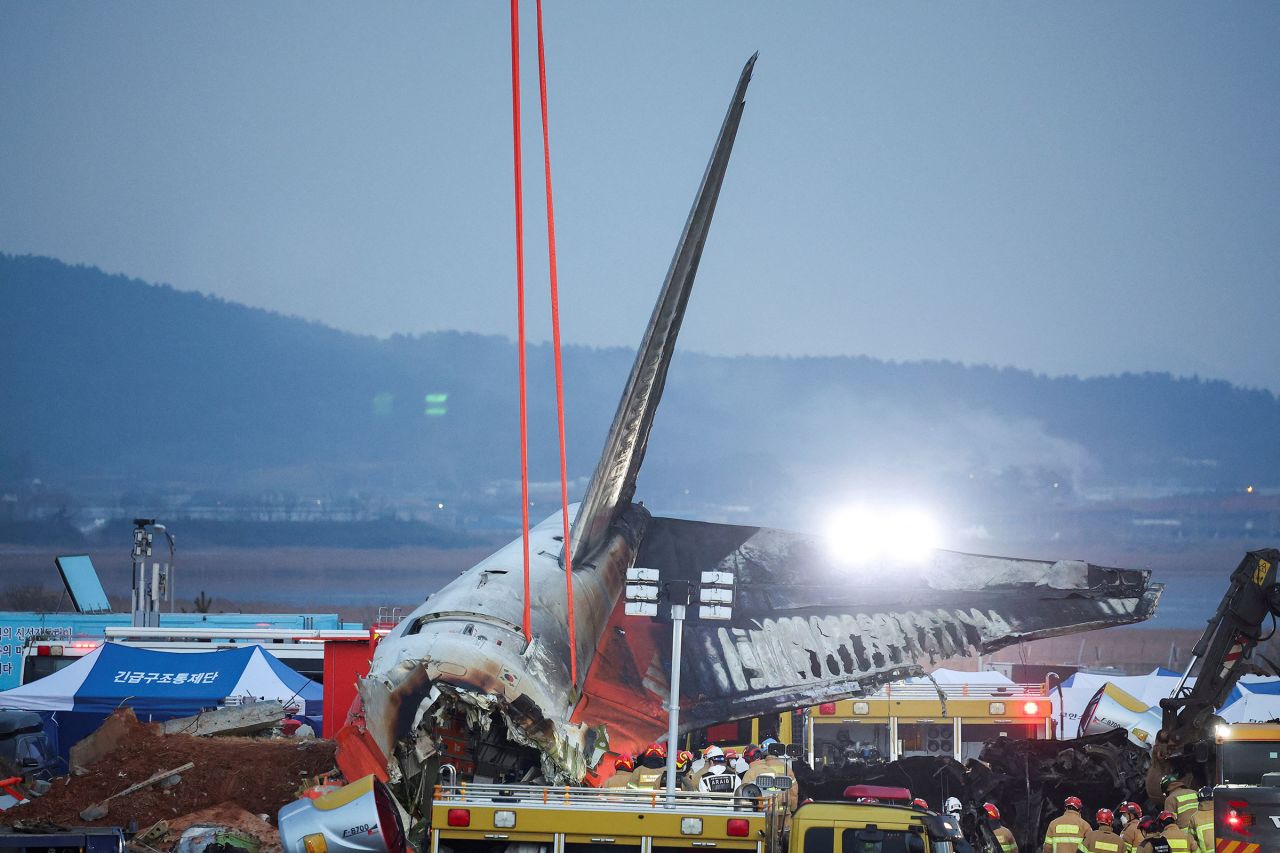 Efforts are made to lift the wreckage of the aircraft on December 29.