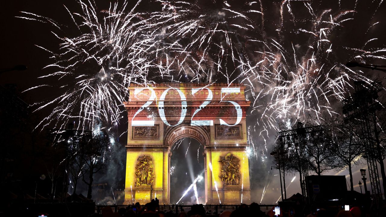 Fireworks explode as "2025" is projected onto The Arc de Triomphe during the New Year's celebrations on the Champs Elysees avenue in Paris, France, January 1, 2025. REUTERS/Gonzalo Fuentes