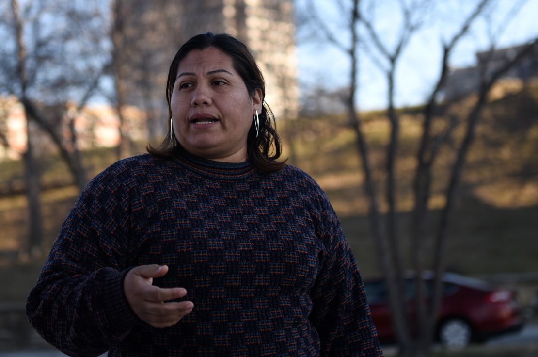 Liliana Villela se encuentra cerca de las manchas de sangre seca en el pavimento un día después del tiroteo masivo.