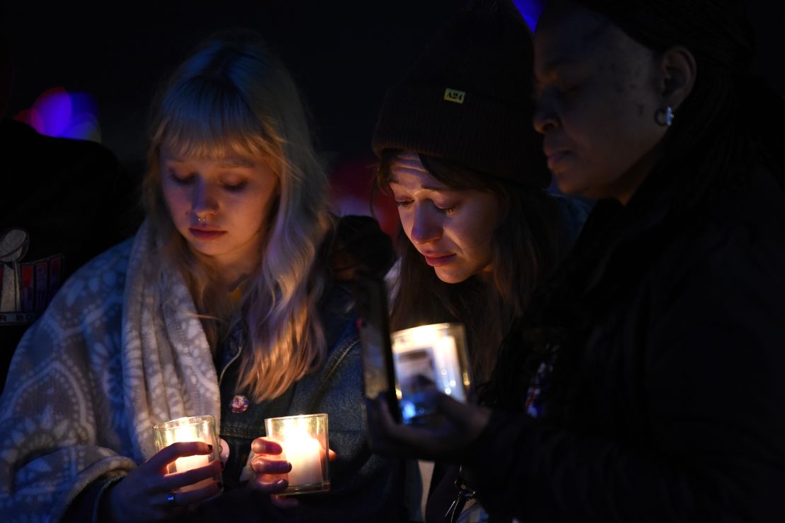 Abbey Lewis, izquierda, y Jackie Batista-Martínez, centro, en una vigilia con velas en Kansas City.