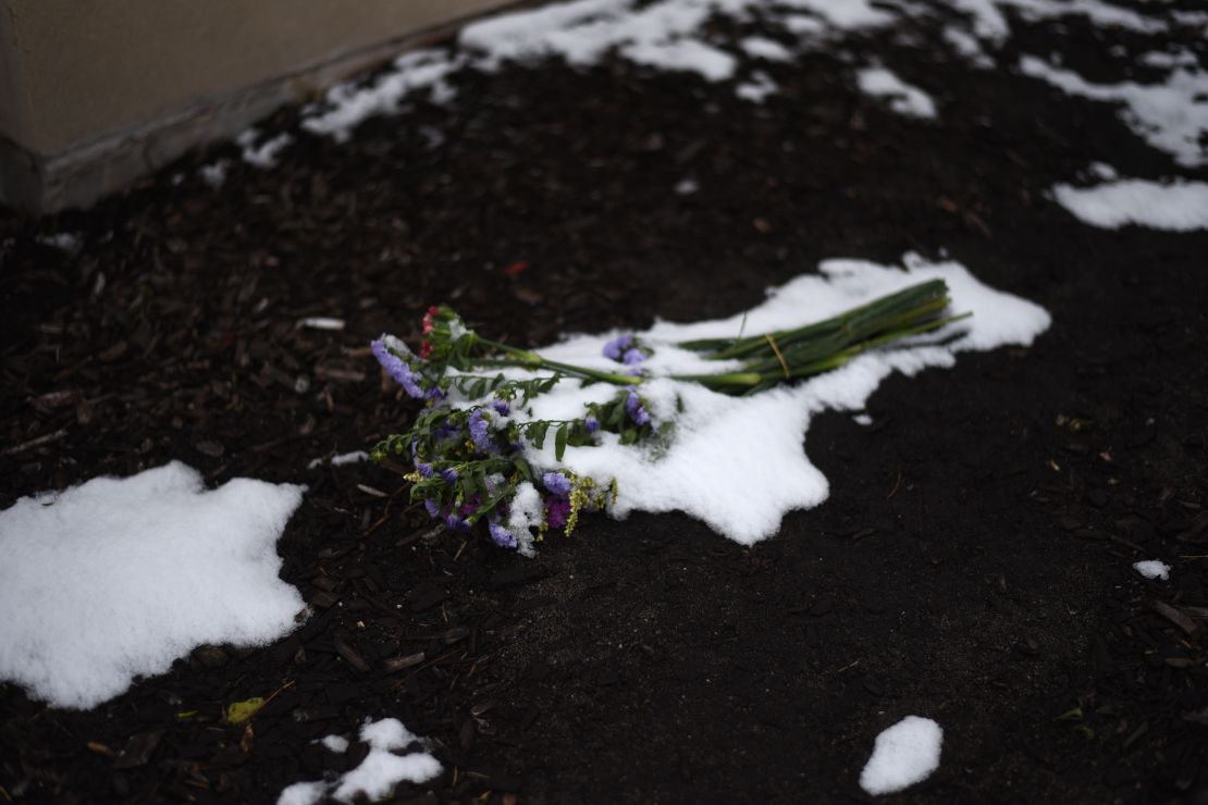 Se dejan flores en Union Station en Kansas City, Missouri, el 16 de febrero de 2024.