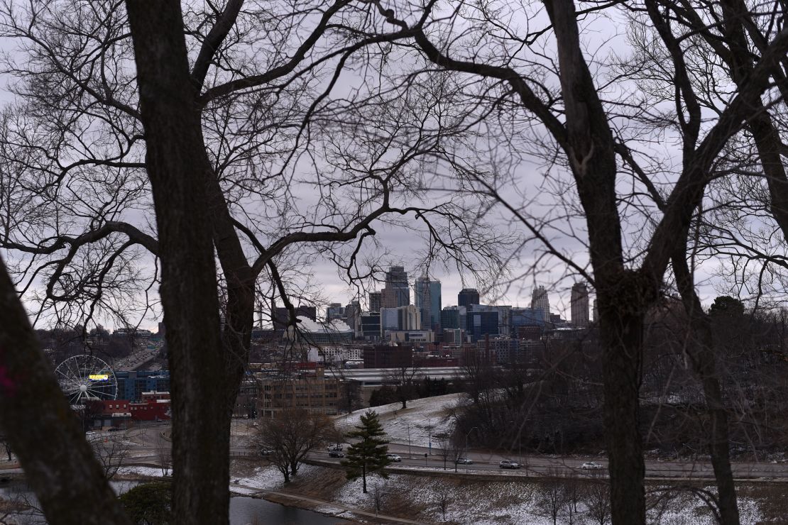 El horizonte de Kansas City desde Penn Valley Park después del mitin por la victoria del Super Bowl terminó con un tiroteo mortal.