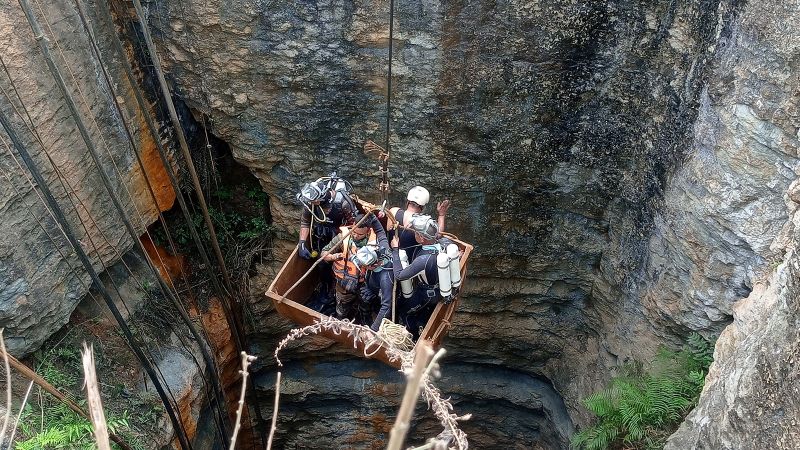 Assam mine: One body recovered from flooded Indian mine as rescuers search for trapped men