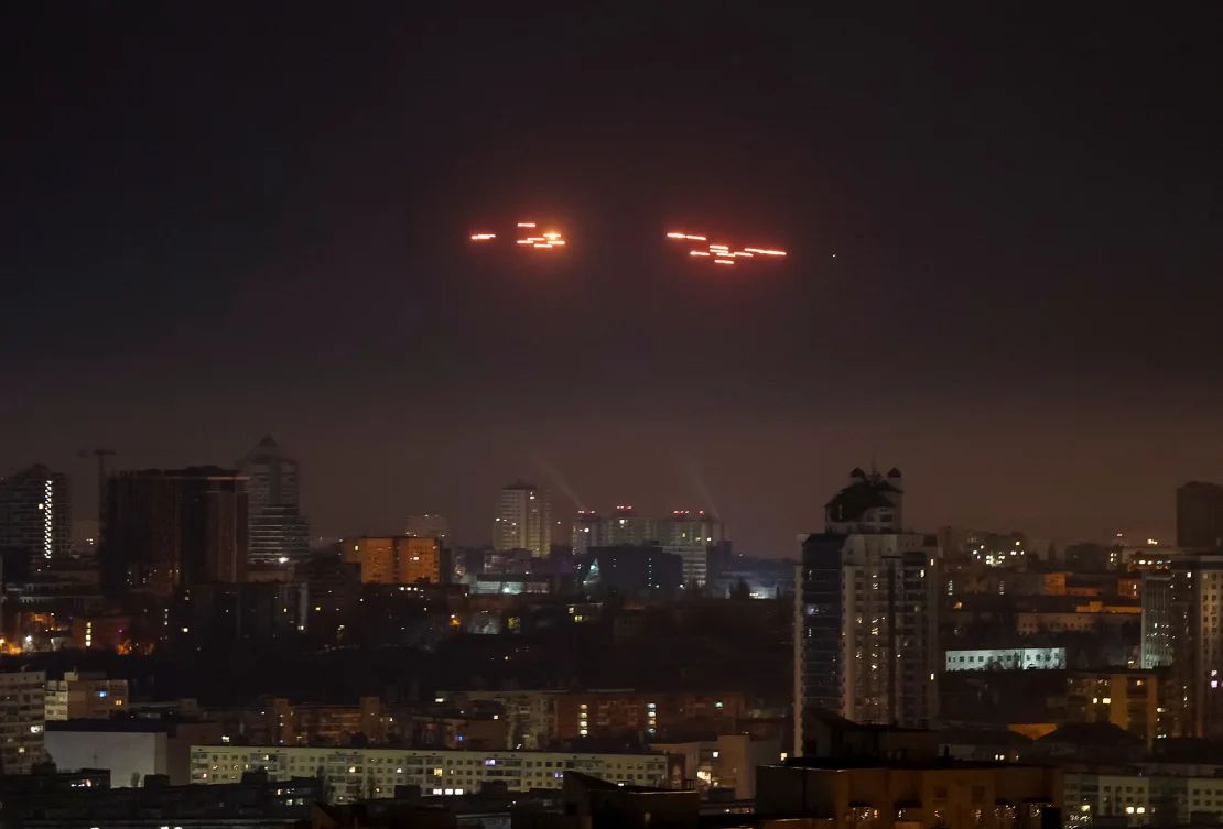 Proyectiles trazadores en el cielo nocturno mientras Ucrania intenta derribar drones rusos sobre Kyiv el miércoles.