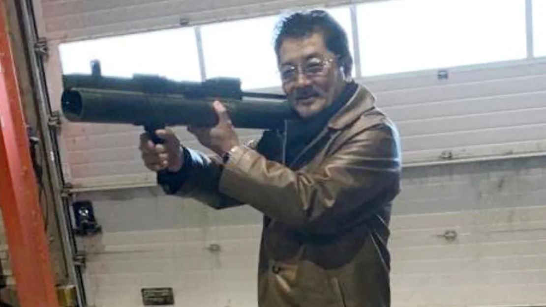 Takeshi Ebisawa posa con un lanzacohetes durante una reunión con un informante y dos policías daneses encubiertos en un almacén en Copenhague, Dinamarca, el 3 de febrero de 2021.