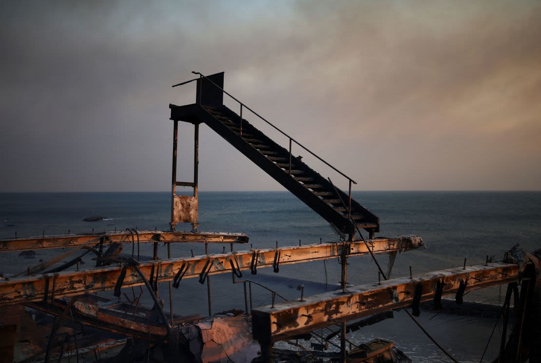 Una escalera permanece en pie entre las ruinas de una estructura quemada a lo largo de la autopista de la costa del Pacífico en Malibú, California, el 8 de enero.